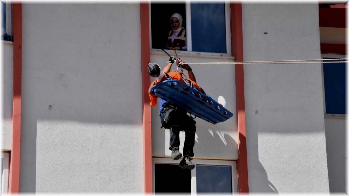 Genç Devlet Hastanesinde gerçeği aratmayan tatbikat