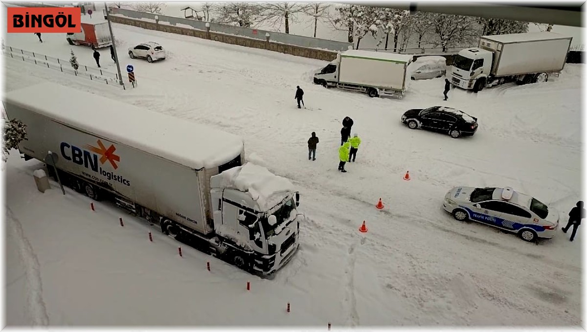 Genç-Diyarbakır yolu ulaşıma kapandı, onlarca araç yolda kaldı