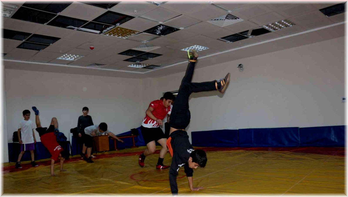 Genç güreşçiler Türkiye Şampiyonası'na hazırlanıyor