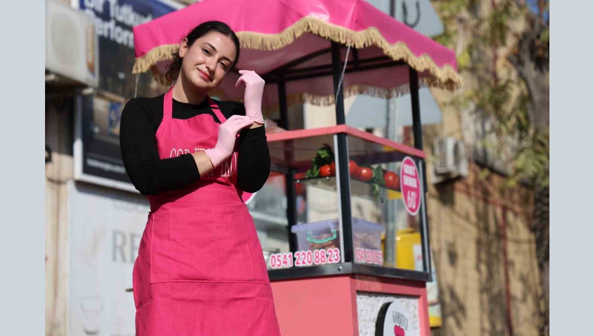 Genç kadın girişimci, pembe tezgahıyla sanayiye renk kattı