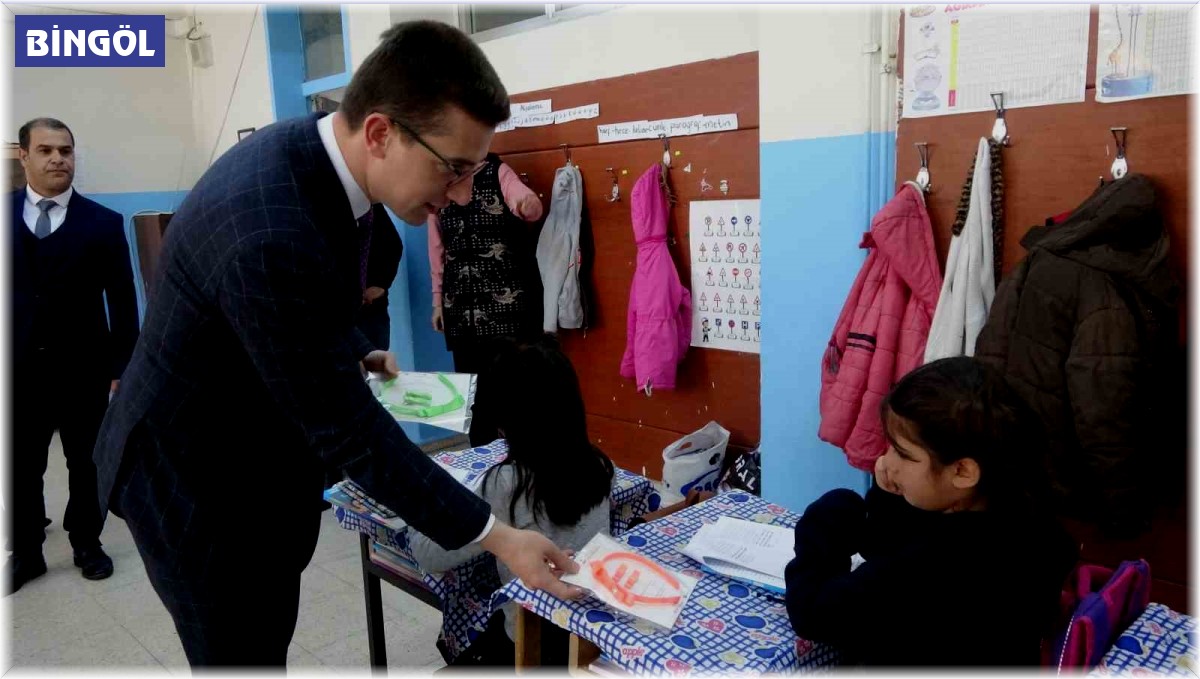 Genç Kaymakamı Kaptanoğlu'ndan öğrencilere bayram hediyesi