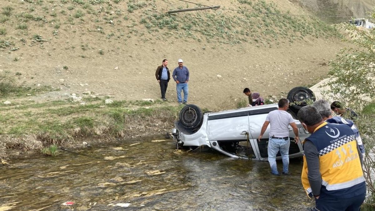 Genç sağlıkçı dereye uçan araçta can verdi