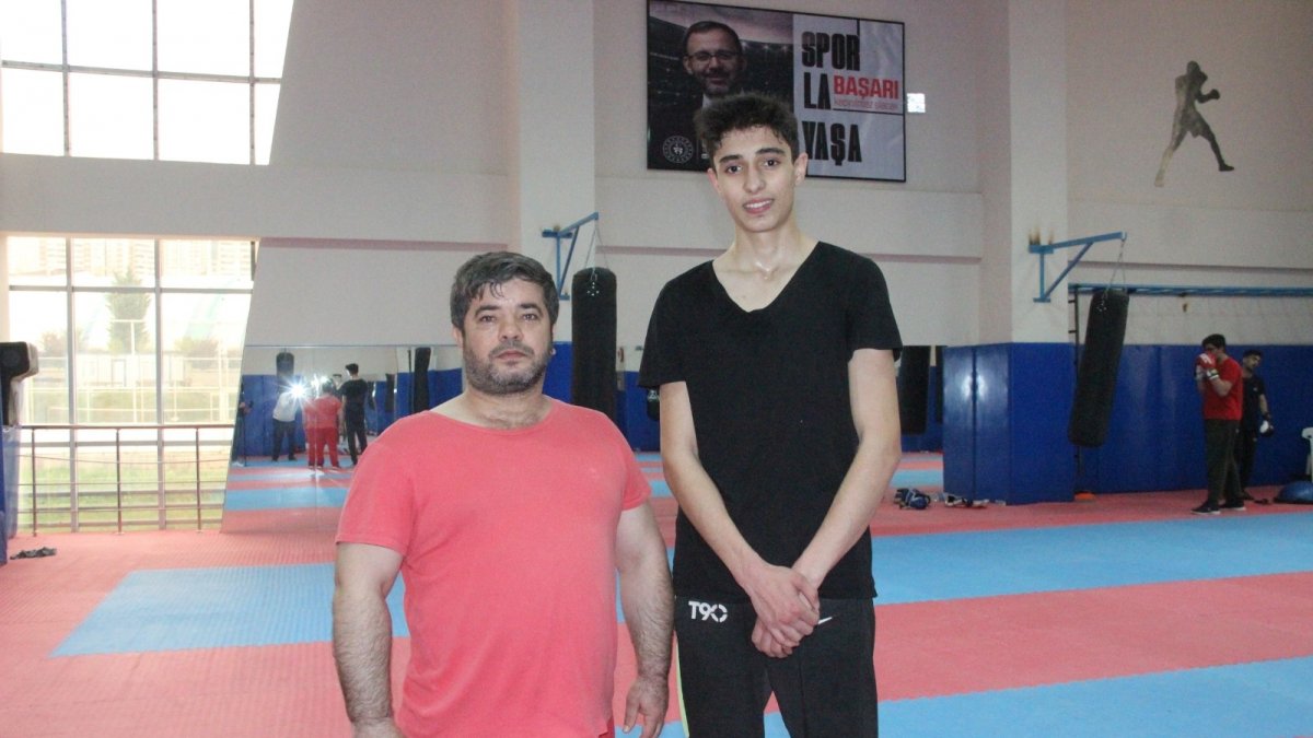Genç sporcu, babasının izinden gidip şampiyonluklar elde etmek istiyor