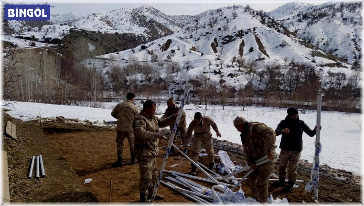 Genç'te evleri hasar gören vatandaşlar için çadır kuruldu