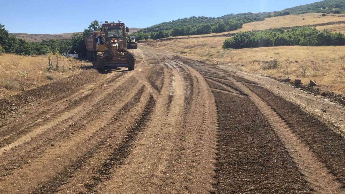 Genç'te köy yollarının yapımı sürüyor
