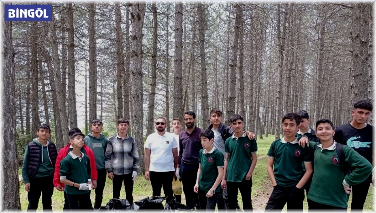 Genç'te öğrenciler çevre temizliği yaptı