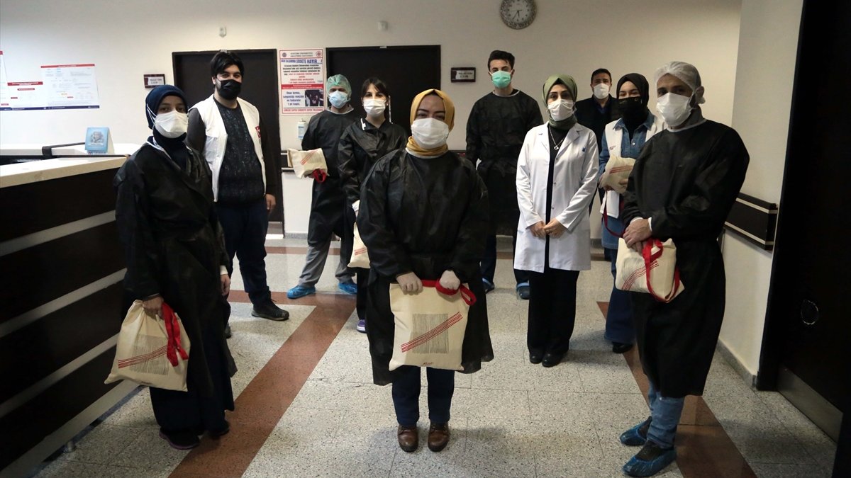 Genç Yeryüzü Doktorları Kulübü Erzurum'daki sağlık çalışanlarına 'motivasyon kiti' dağıttı