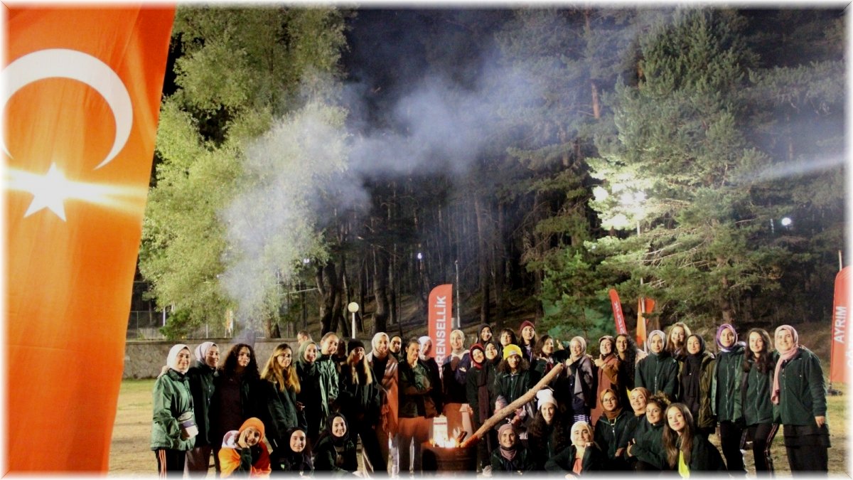 Genç Yeşilay gönüllüleri kamplarda bir araya geldi