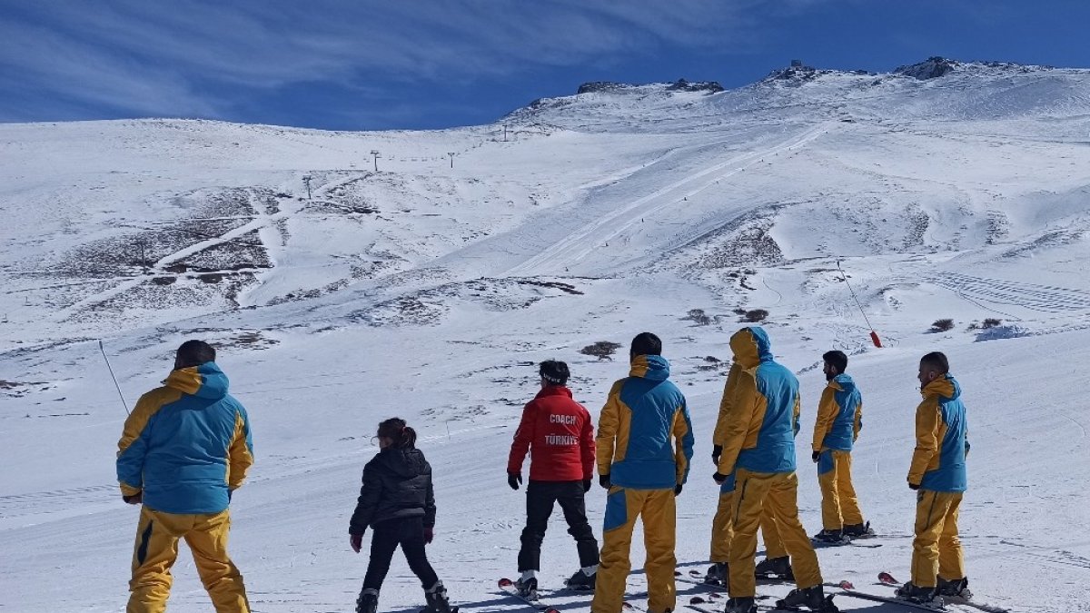 Genç yükümlülerle temel kayak eğitimi - Erzurum Haberleri - Diyadinnet