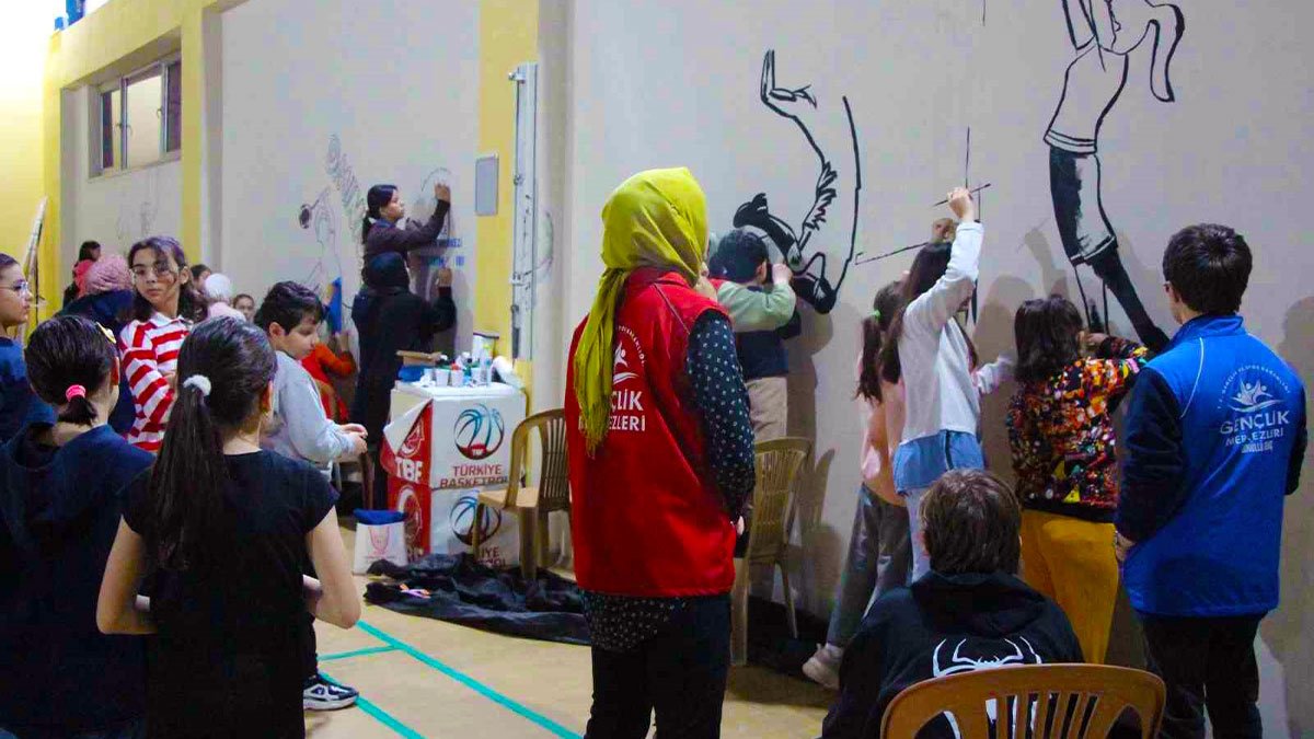 Gençler Boyadı, Cep Salonu Tanınmaz Hale Geldi: Duvarlar Renklerle Değişti