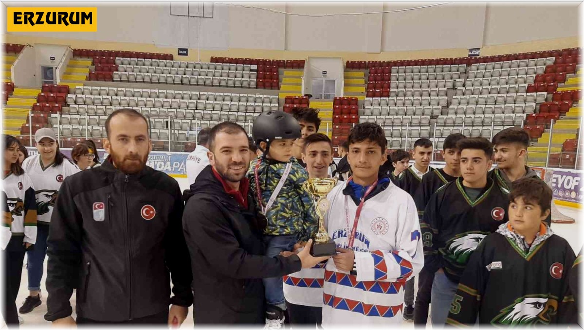 Gençler buzu ısıttı