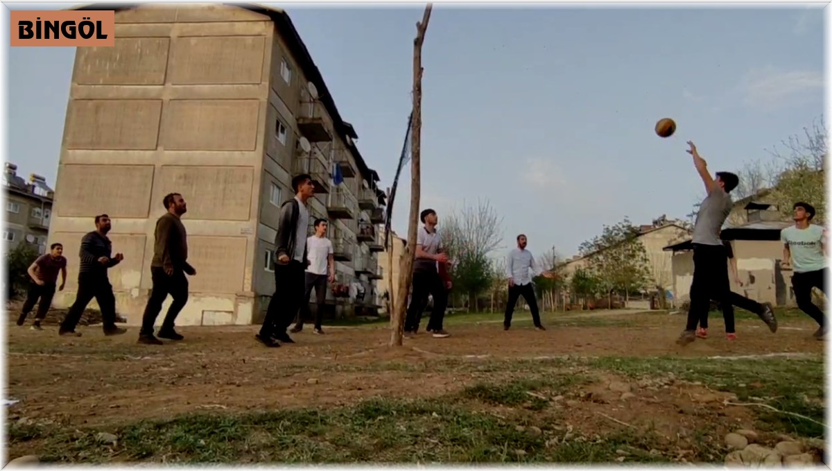 Gençler kötü alışkanlıklardan uzak dursun diye filesi balık ağından voleybol sahası yaptılar