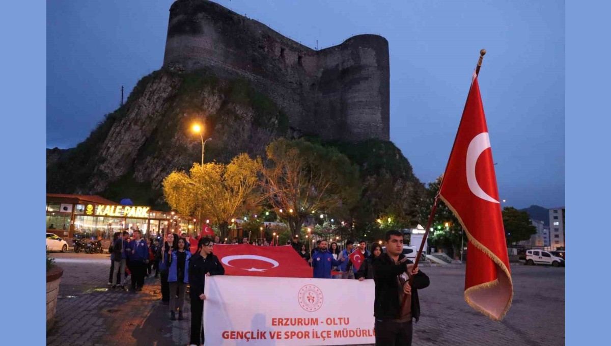 Gençler meşalelerle yürüdü