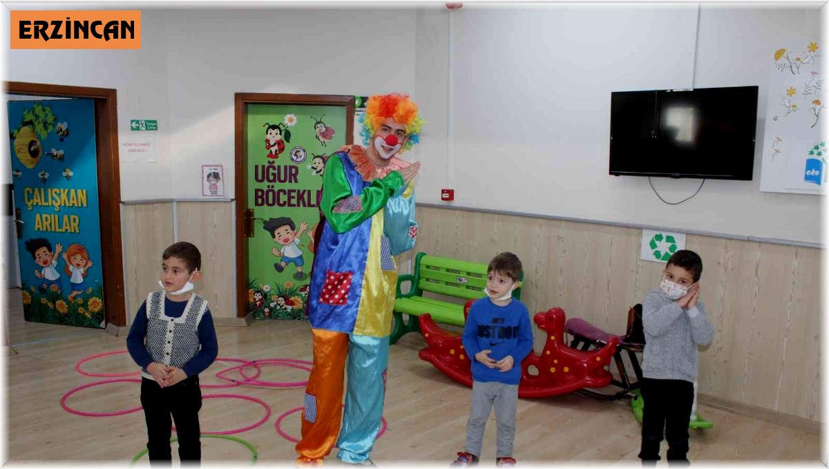 Gençler minik gönüllere dokundu