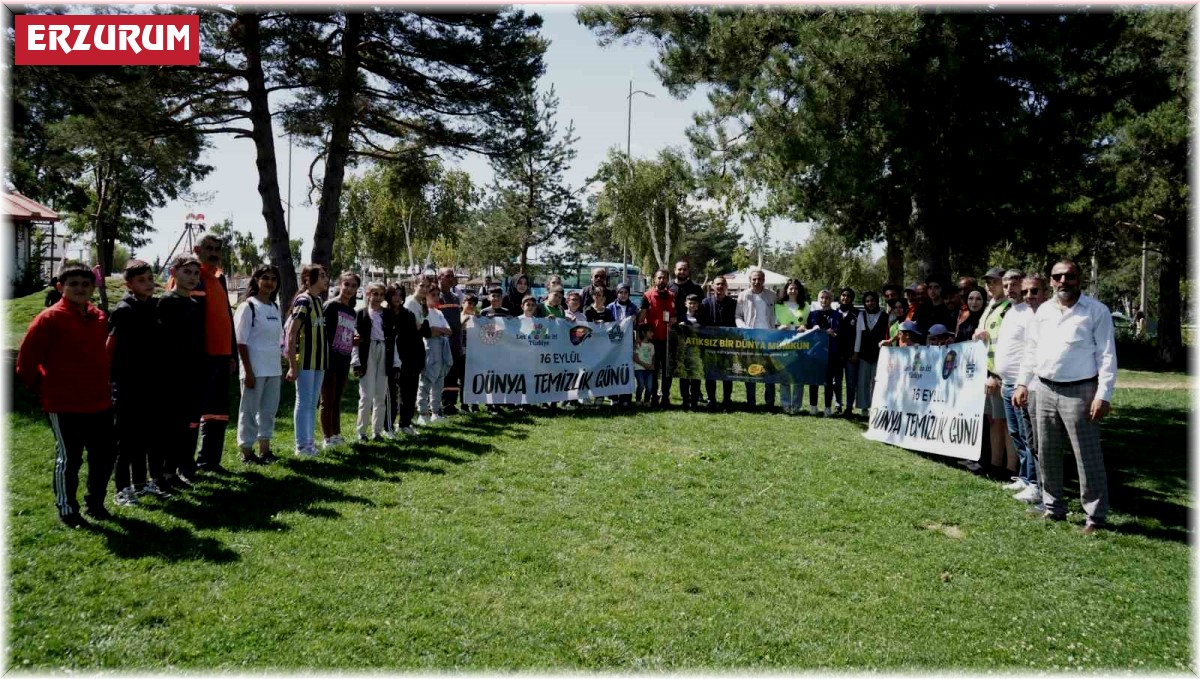 Gençler poşetleri aldı, çevredeki çöpleri topladı