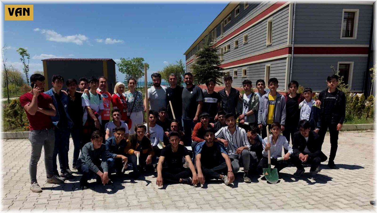Gençler Van Gölü sahilinde temizlik yapıp fidan dikti