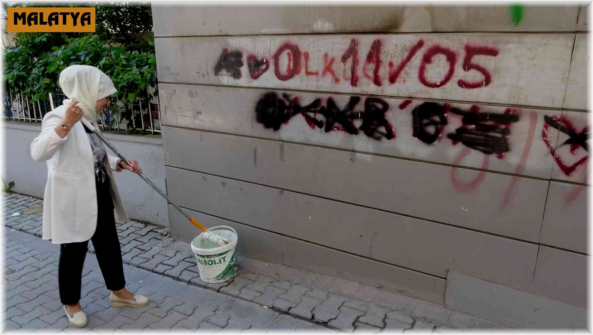 Gençler yazıyor muhtar siliyor