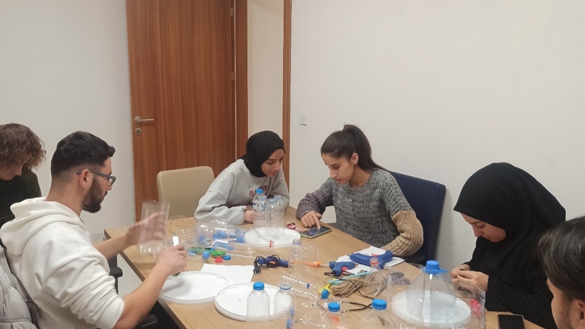 Gençlerden kuşlara yem desteği