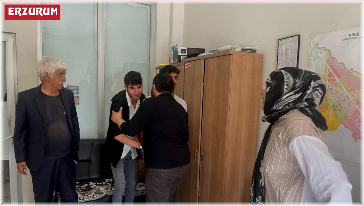 Gençlerden örnek davranış: Buldukları bir çanta dolusu altını polis merkezine teslim ettiler