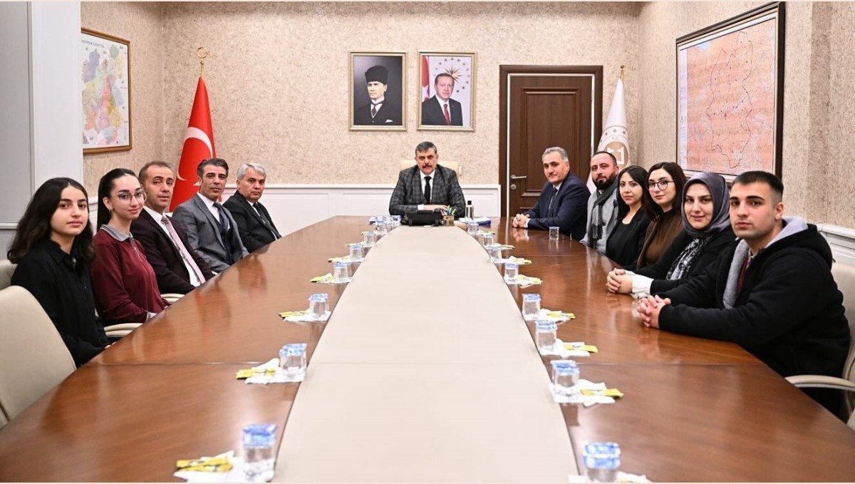 Gençlerden Vali Çiftçi'ye iadeyi ziyaret