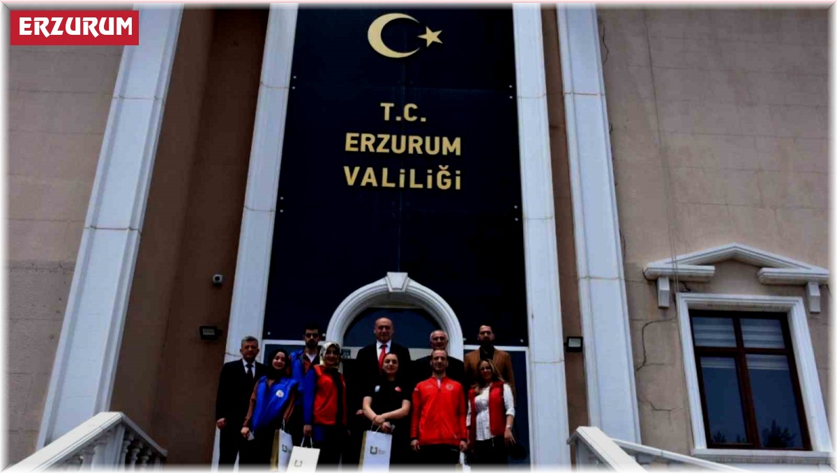 Gençlerden Vali Memiş'e çiçek