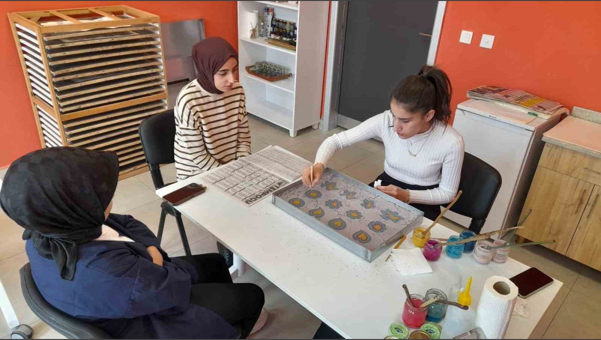 Gençlere "Ebru ve El Sanatları Kursu" düzenlendi