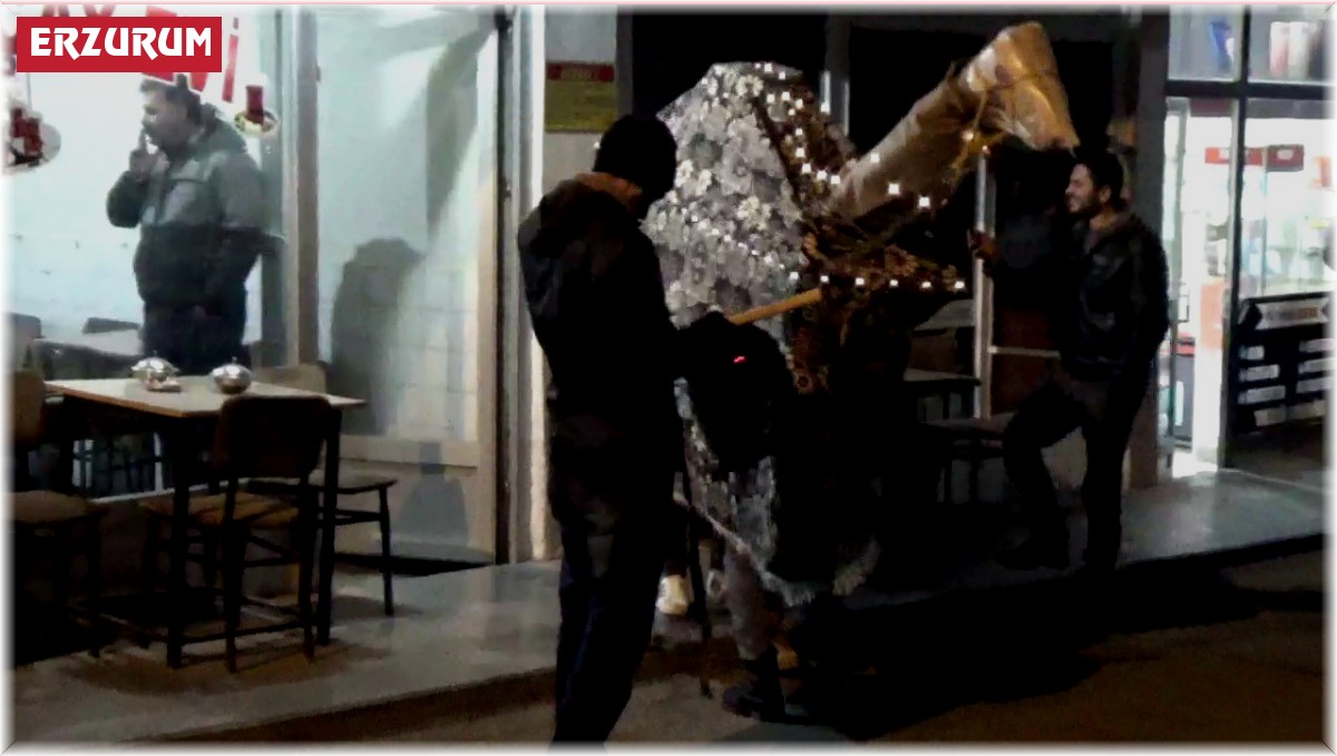 Gençlerin deve oyunu renkli görüntüler oluşturdu