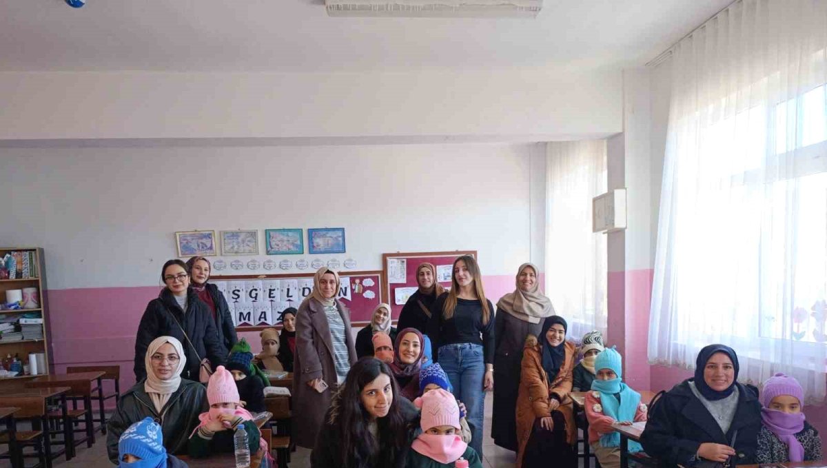 Gençlerin el emeğiyle hazırladığı hediyeler, minik yürekleri ısıttı