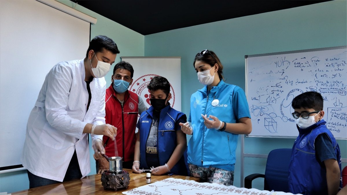 Gençlerin "oyuncaklı sabun" fikri, el yıkama alışkanlığı kazandırıyor