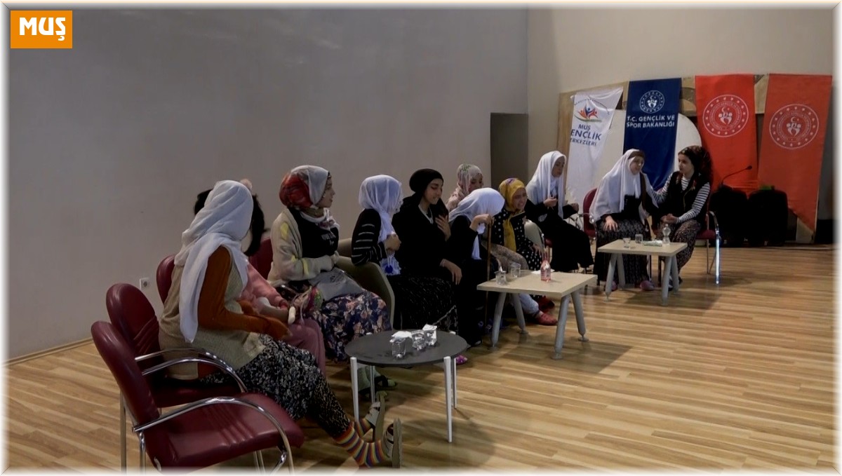 Gençlerin tiyatro oyunu gösterisine büyük ilgi