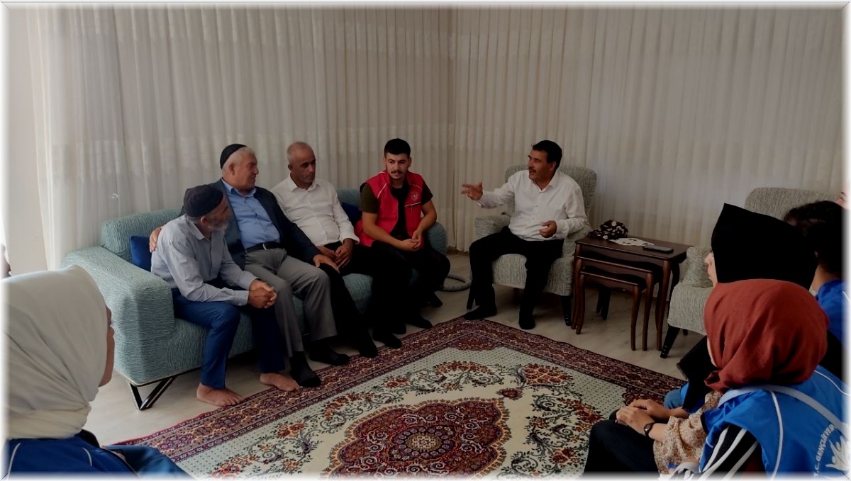 Gençlik Merkezi üyeleri, Tutkal'ın ailesiyle bir araya geldi