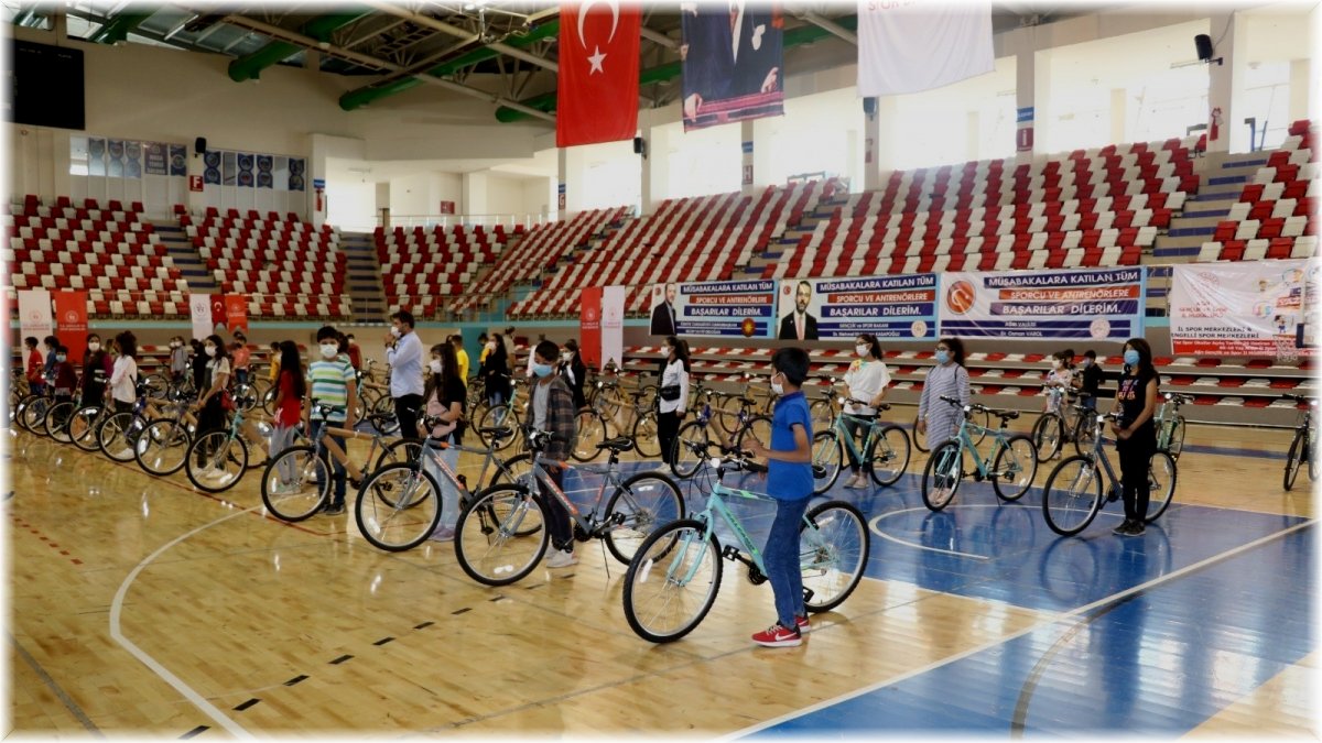 Gençlik ve Spor Bakanı Kasapoğlu Ağrı'da öğrencileri sevindirdi