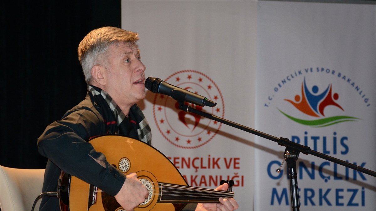 Gençlik ve Spor Bakanı Kasapoğlu, telefon bağlantısıyla öğrencilere seslendi: