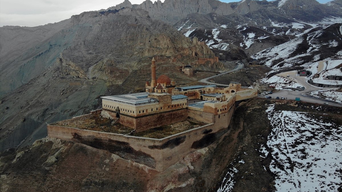 Gençlik ve Spor Bakanı Kasapoğlu, UNESCO geçici listesindeki İshak Paşa Sarayı’nı ziyaret etti