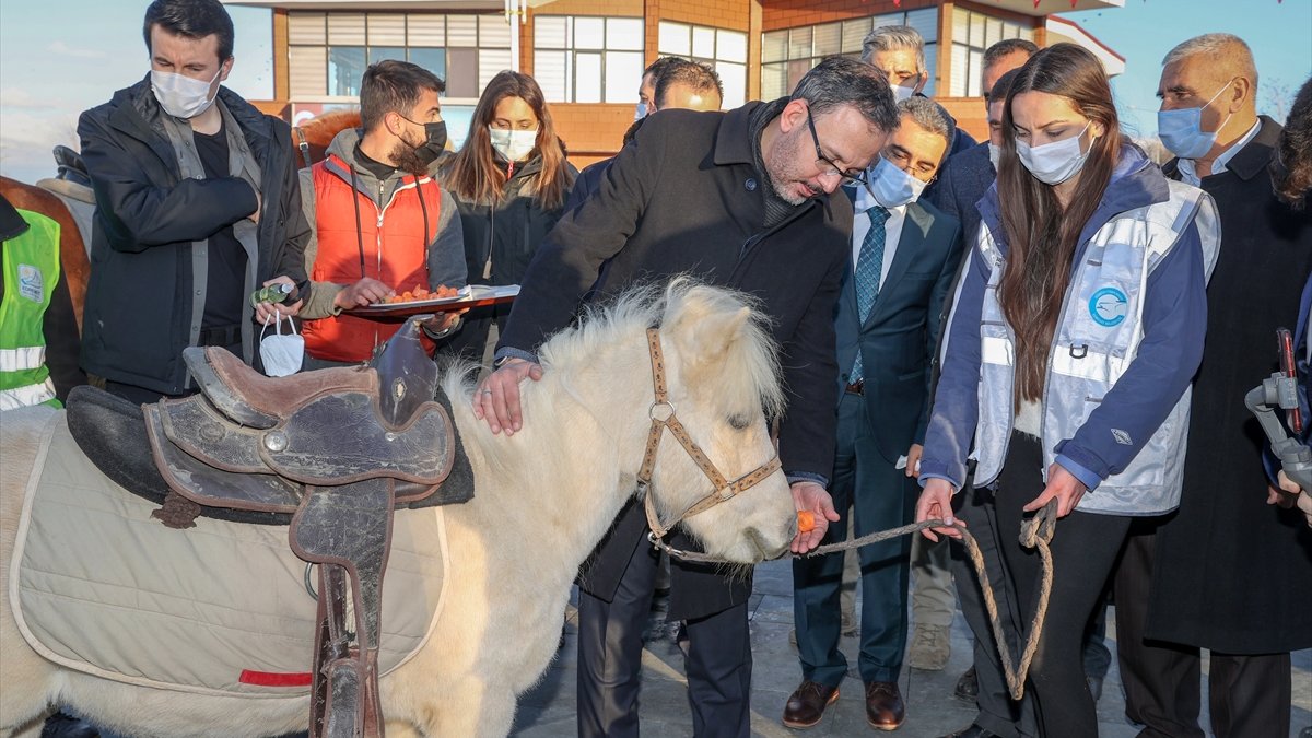 Gençlik ve Spor Bakanı Kasapoğlu, Van'da temaslarda bulundu: