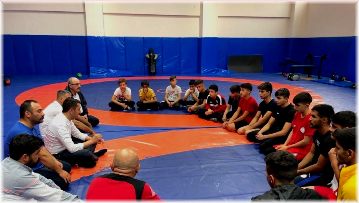 Gençlik ve Spor Hizmetleri Genel Müdürü Baykan, Elazığ güreşçileriyle görüştü