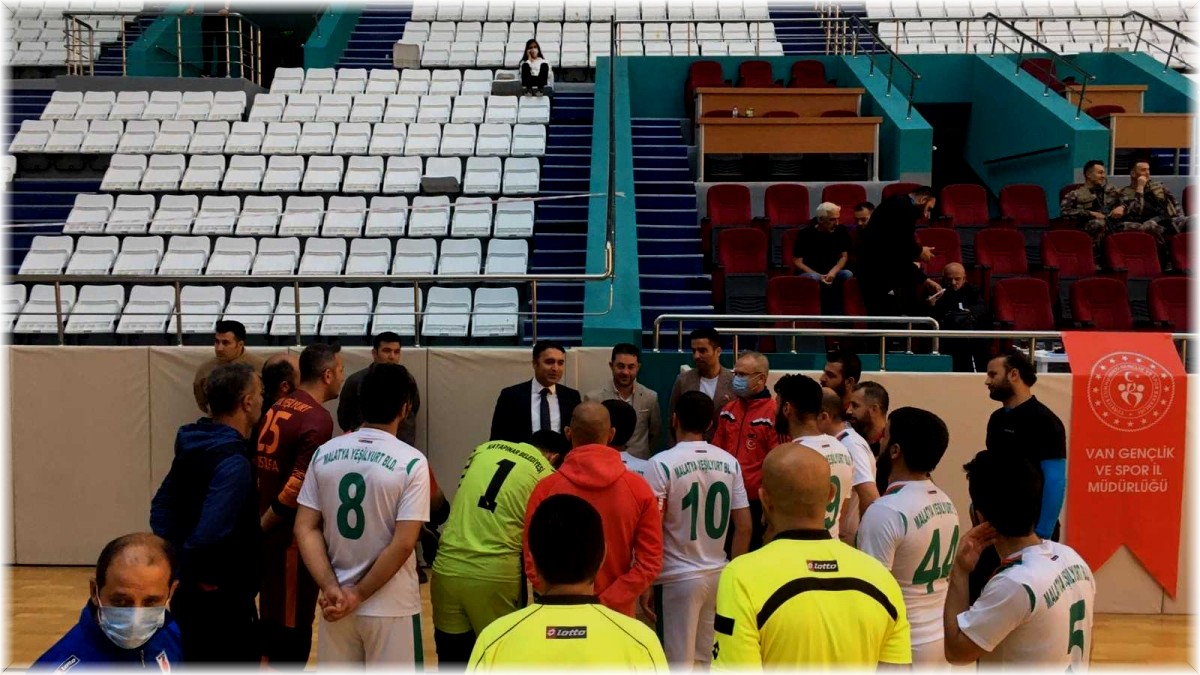 Genel Sekreter Çelikel, görme engelliler futsal müsabakasını izledi