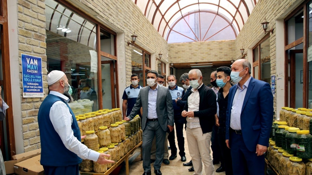Genel Sekreter Çelikel peynirciler çarşısını ziyaret etti