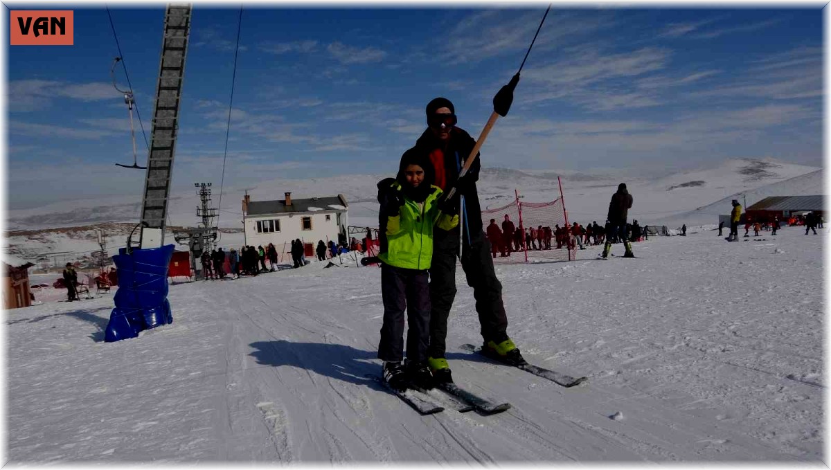Gevaş Belediyesi binlerce öğrenciyi kayakla buluşturdu
