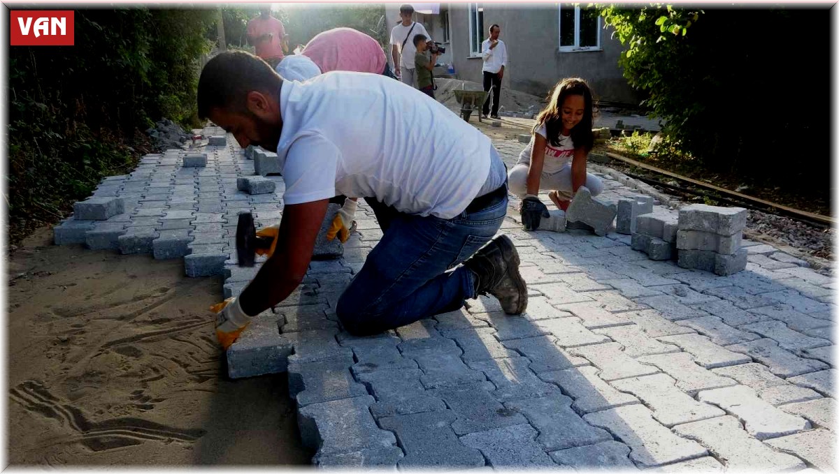 Gevaş Belediyesi mahalle yollarını parke taşları ile döşüyor