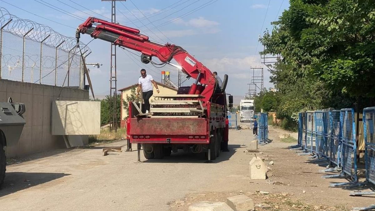 Gevaş İlçe Emniyet Amirliği önündeki yol 6 yıl aradan sonra tekrar ulaşıma açıldı