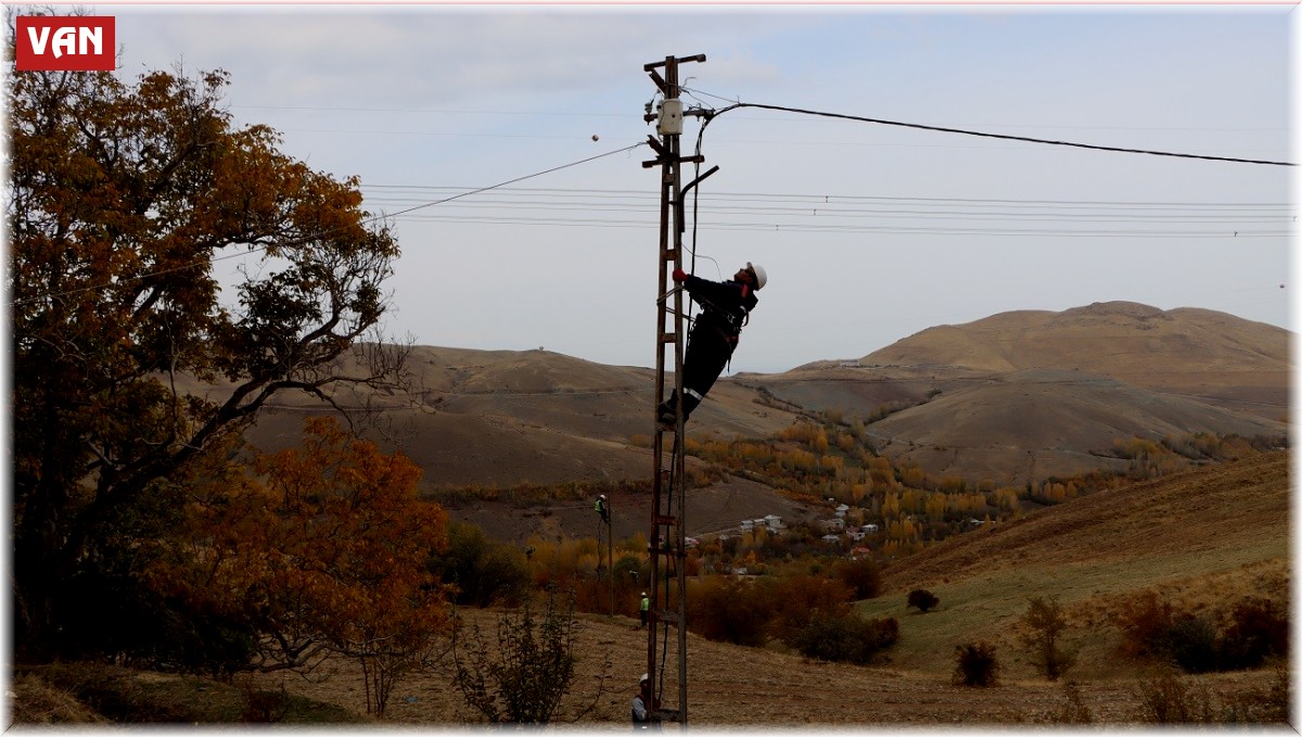 Gevaş'ta 2 milyon TL bedelle havai elektrik hattında izole kablo montajı yapıldı