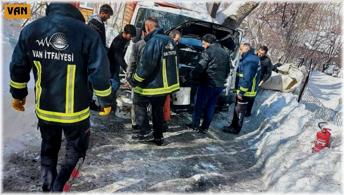 Gevaş'ta araç yangını maddi hasara yol açtı