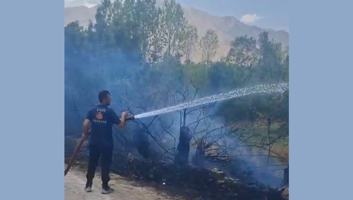 Gevaş'ta bahçe yangını korkuttu