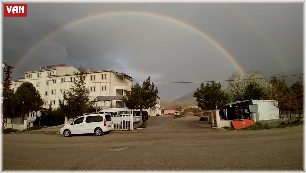 Gevaş'ta gökkuşağı güzelliği