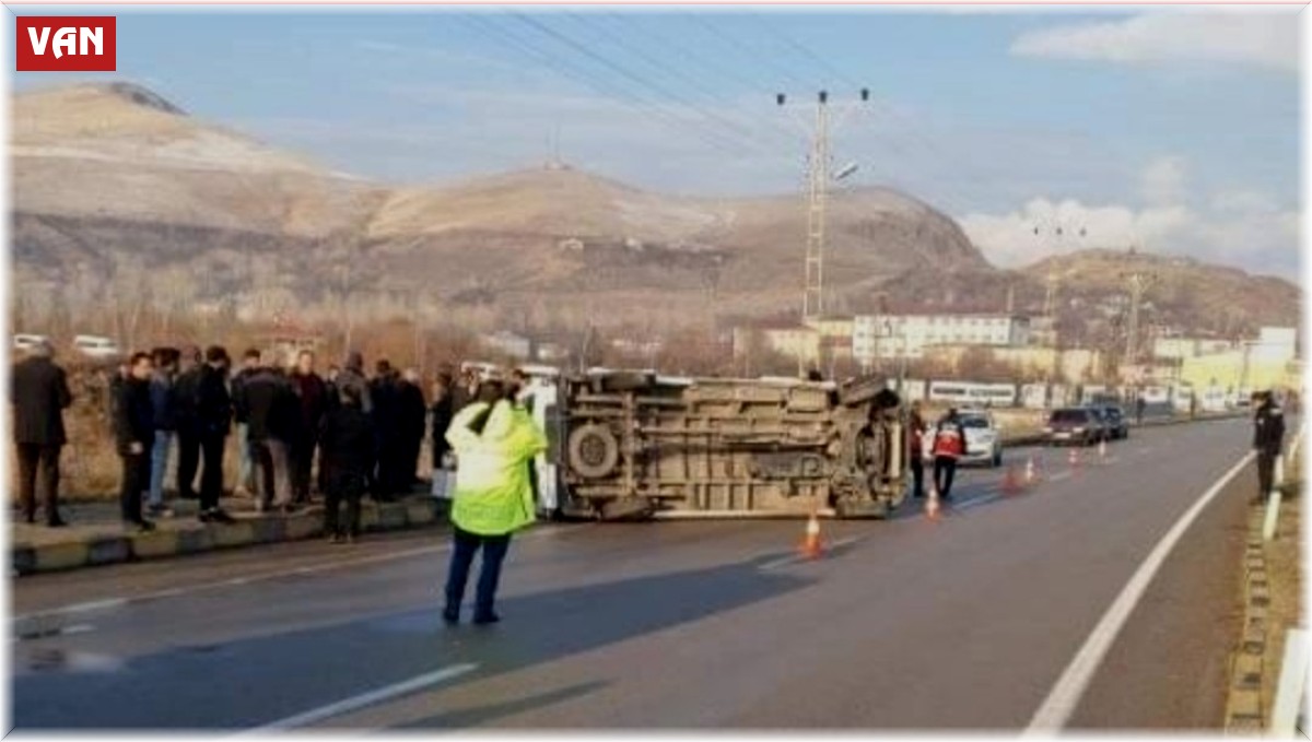 Gevaş'ta öğrencileri taşıyan minibüs yan yattı: 11 yaralı