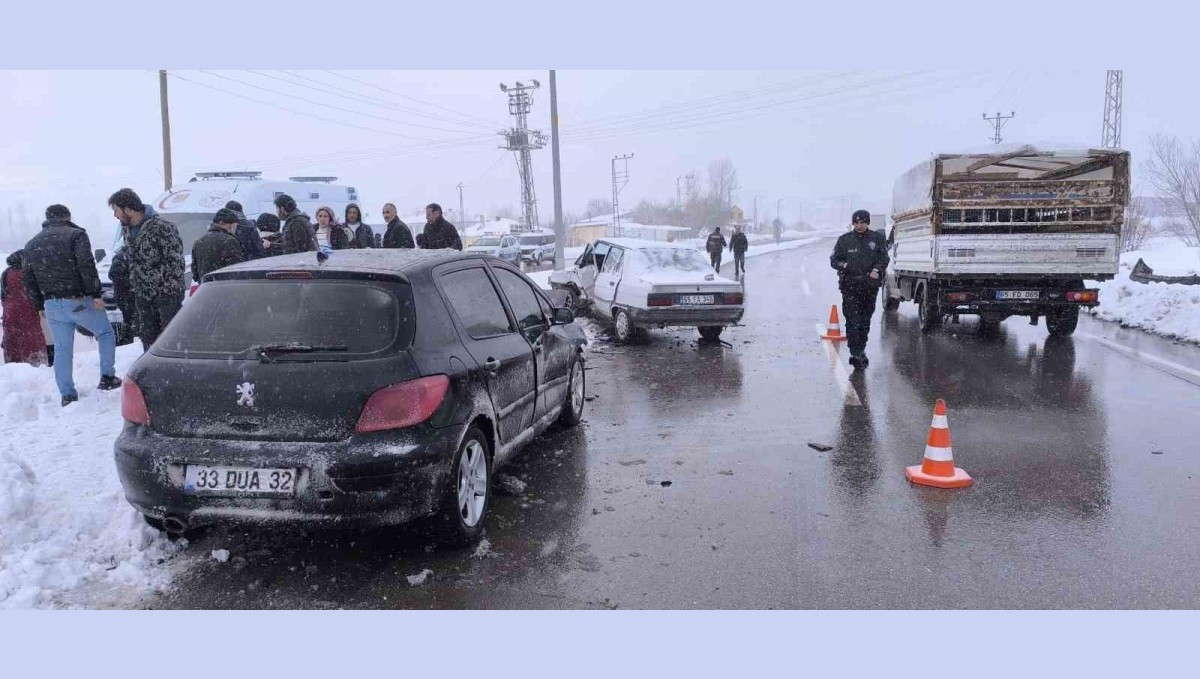 Gevaş'ta otomobiller çarpıştı: 2 yaralı