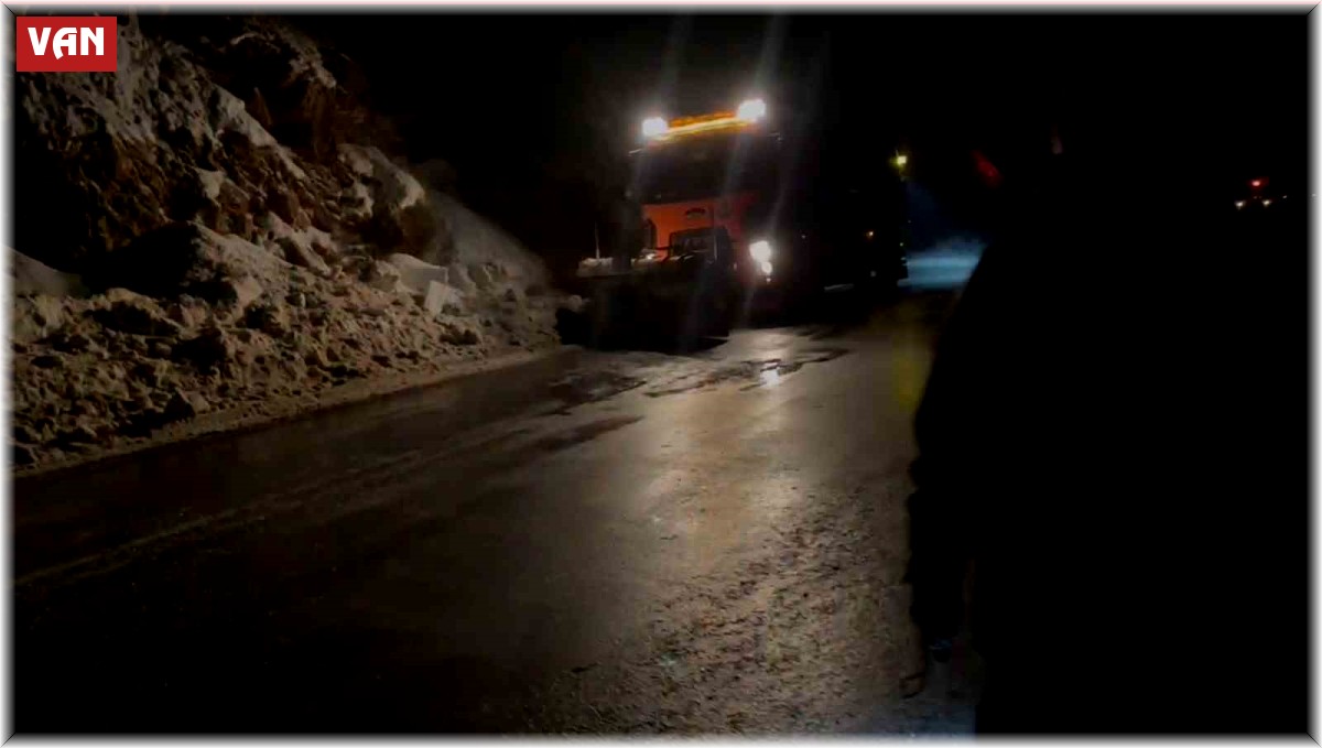 Gevaş'ta yola çığ düştü