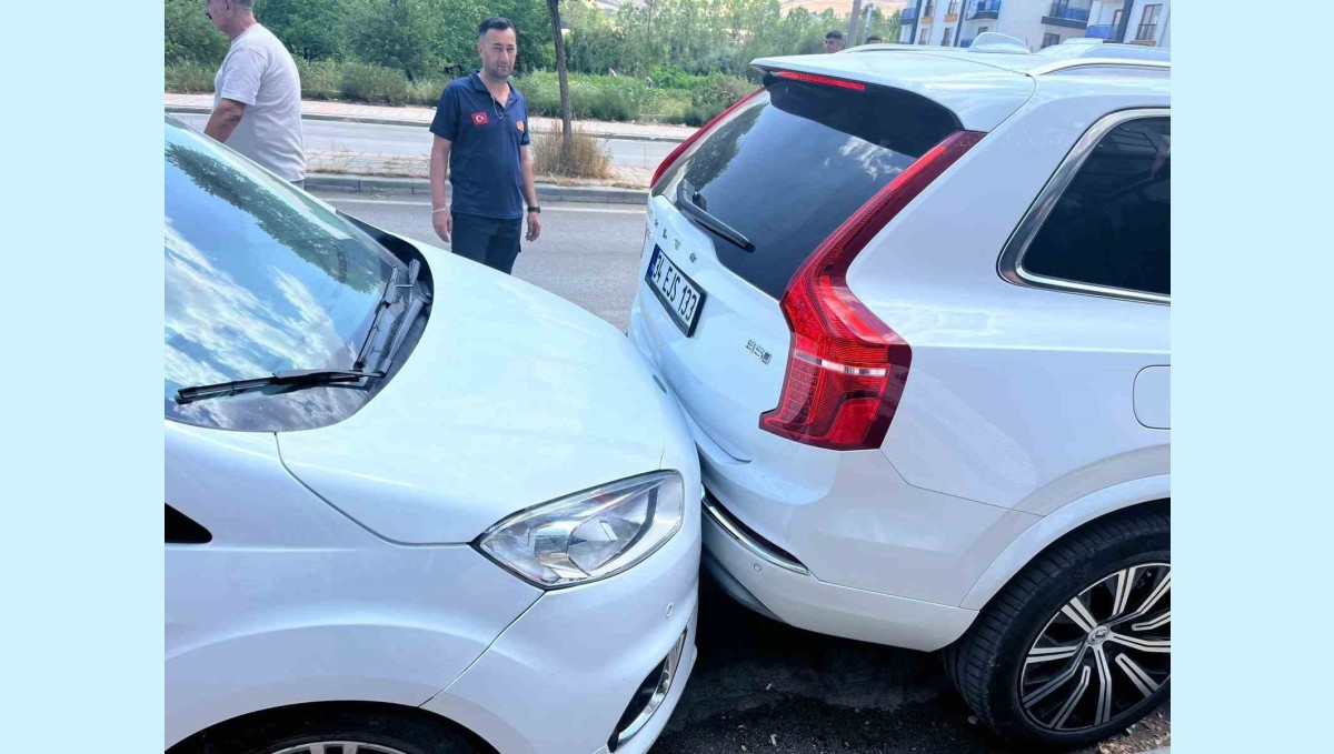 Gevaş'ta zincirleme kaza: 1 yaralı