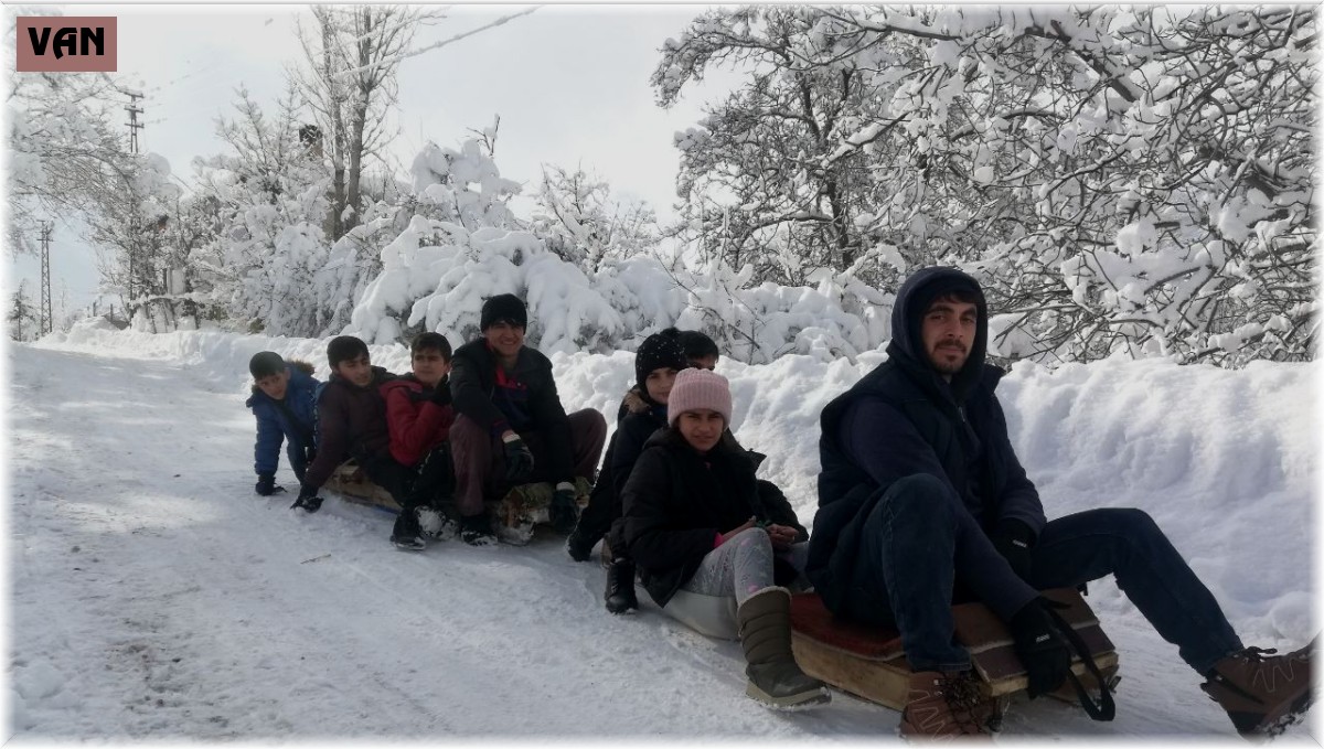 Gevaşlı gençlerin kızak keyfi